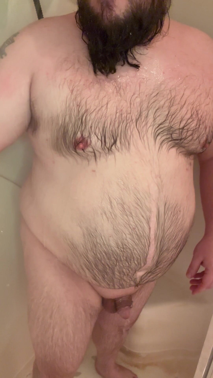 Chubby Freak: Papà paffuto si doccia e pulisce dildo e pompino toy
