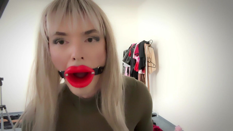 Nicole Nicolette: З кляпом у роті, одягнений і важко смокче