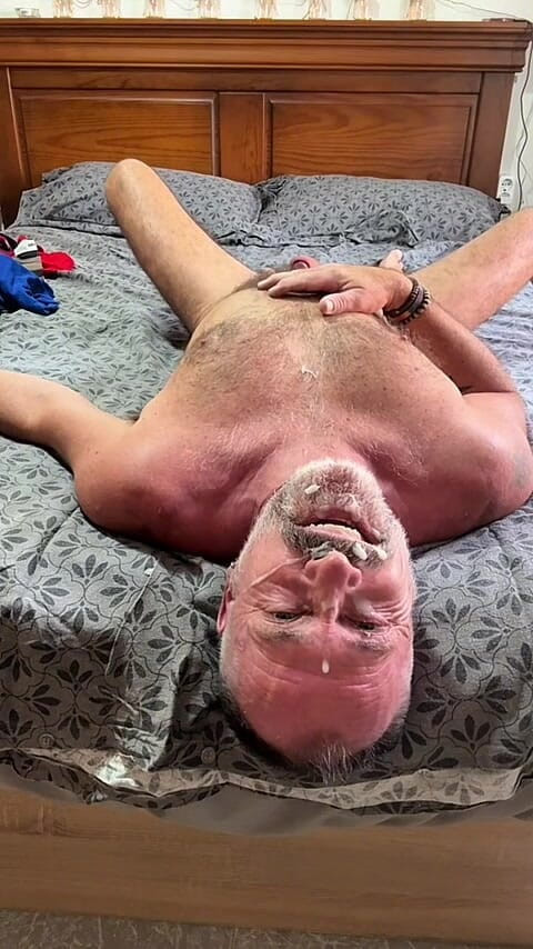 Daddybearvlc: Un ours jouit sur son visage