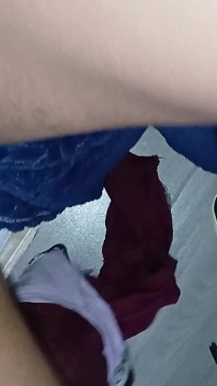 성숙한 갈색 머리 여성이 콘돔 없이 섹스하다가 나를 절정에 이르게 한다