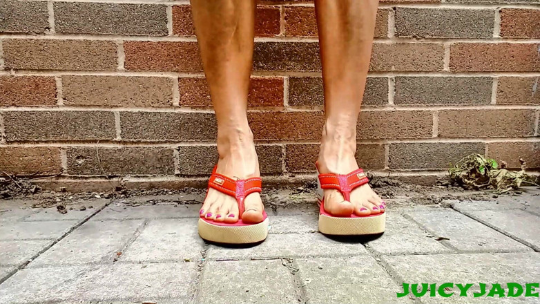 JasmineJade: Piccoli piedi asiatici in infradito con tacco rosso