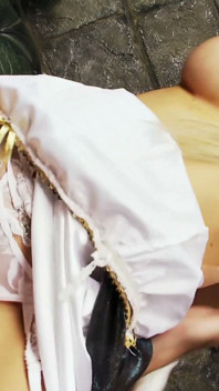 白ストッキングの巨乳ブロンドメイドが革ソファで激しくハメられる