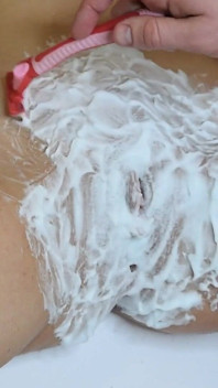 Mencukur memek berbulu dengan pemotong dan pisau cukur close-up!