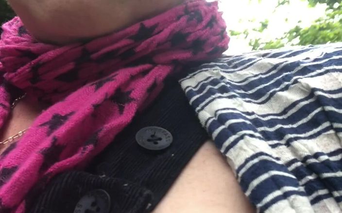 MistressWriggler: Cewek sange ini lagi asik mainin toketnya di depan umum...
