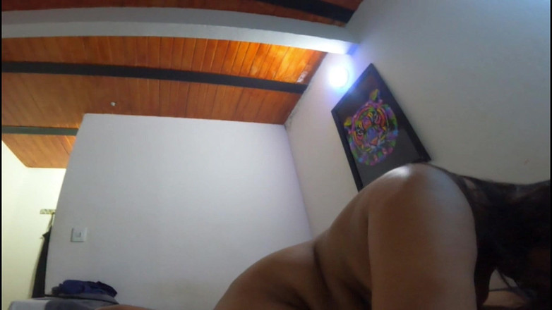 Jhodez1: 委内瑞拉长头发婊子传教士化妆水她的阴户，她是一个丰满的大屁股婊子婊子骑乘黑色鸡巴 - jhodez1