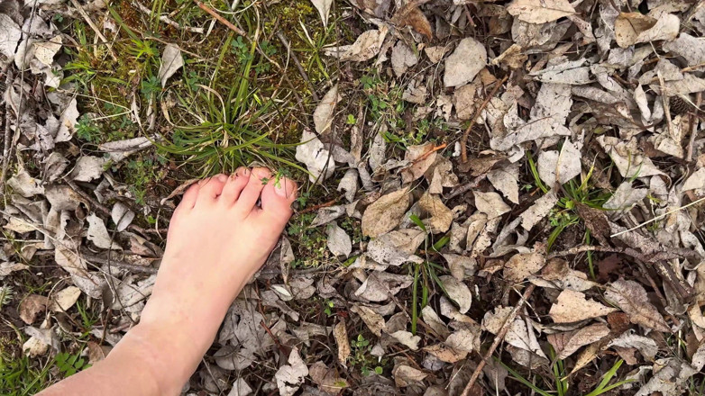 Vasya Sylvia: Barefoot Walk in the Forest - Foot Fetish - Bare Feet!