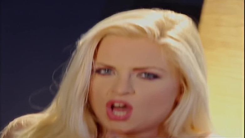 Antonio Adamo Film: Blondynka Desire na poddaszu. Zmysłowa elegancja spotyka się z surową...
