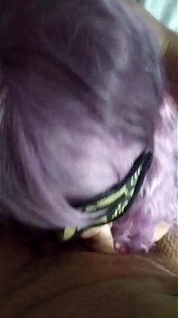 젖탱이에 정자를 얻기 위해 두 자지를 빨아주는 흑인 마누라