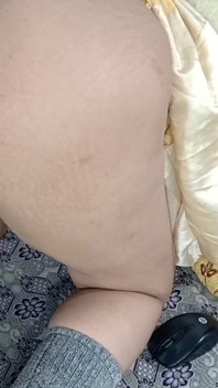 Lua de mel noiva fodida analhole com vibrador preto para abrir seu analhole para sexo anal