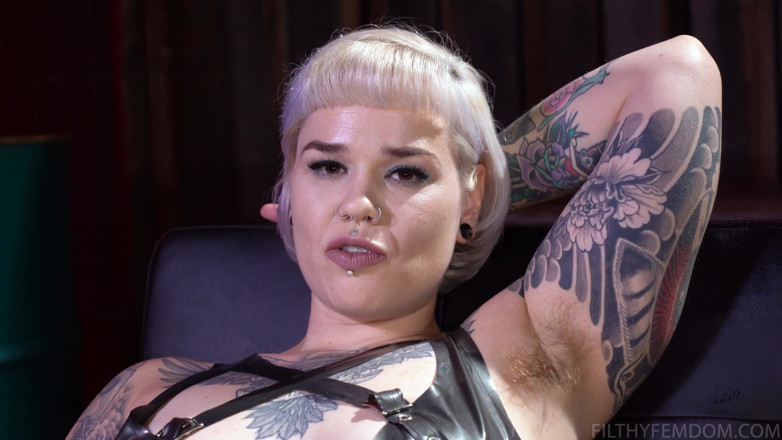 FilthyFemdom: Zwetende voeten en kontaanbidding met Ruby Rellen