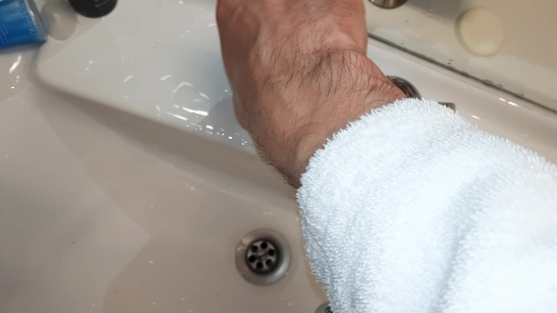 Marshall-Zeitung: Locked in the bathroom, I fucked myself of my fingers...