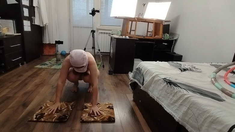 Mirsur: Sexy manželka cvičí doma nahá.