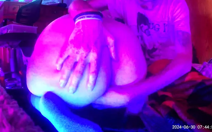 Fickna: Doggie Fingers Behind