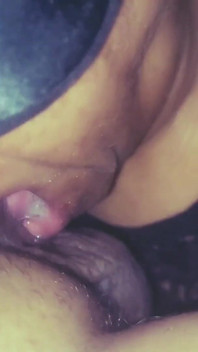 この男はどこからともなく現れたんだ。ちなみに、喉に熱い精液が入ってるのを感じたんだ