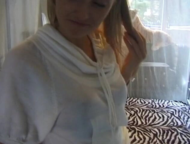 Flash Model Amateurs: Amateur blonde girl shows her hot body