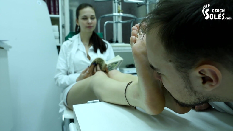 Czech Soles - foot fetish content: Penelitian laboratorium serum anti-bau untuk kakinya yang sangat bau