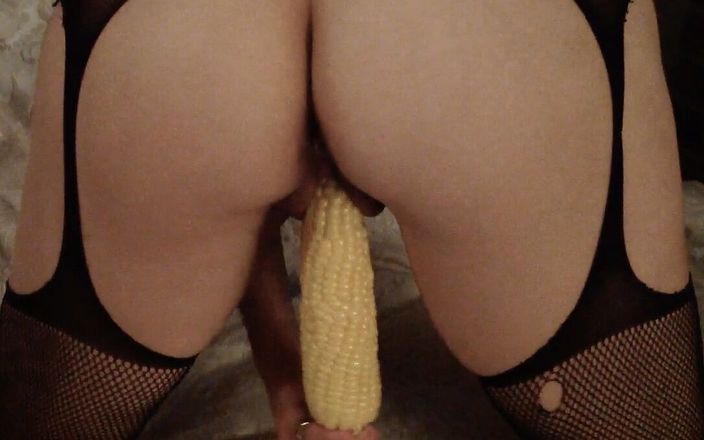 Triple AAA: Corn fed pussy- una sexy milf bionda da sola - clip...