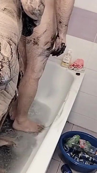 Amateur-paar nimmt ein bad, ehefrau mit behaariger muschi, dickem arsch, dicken titten.