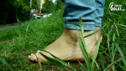 Czech Soles - foot fetish content: Cammina a piedi nudi e prende le sue suole sexy...