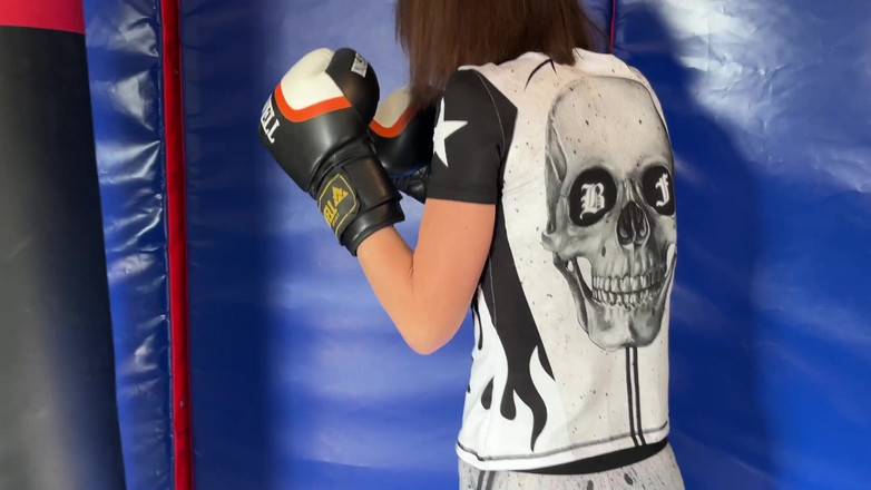 Mistress Mary: Kau akan jadi kantong pukulan untuk nyonya Mary