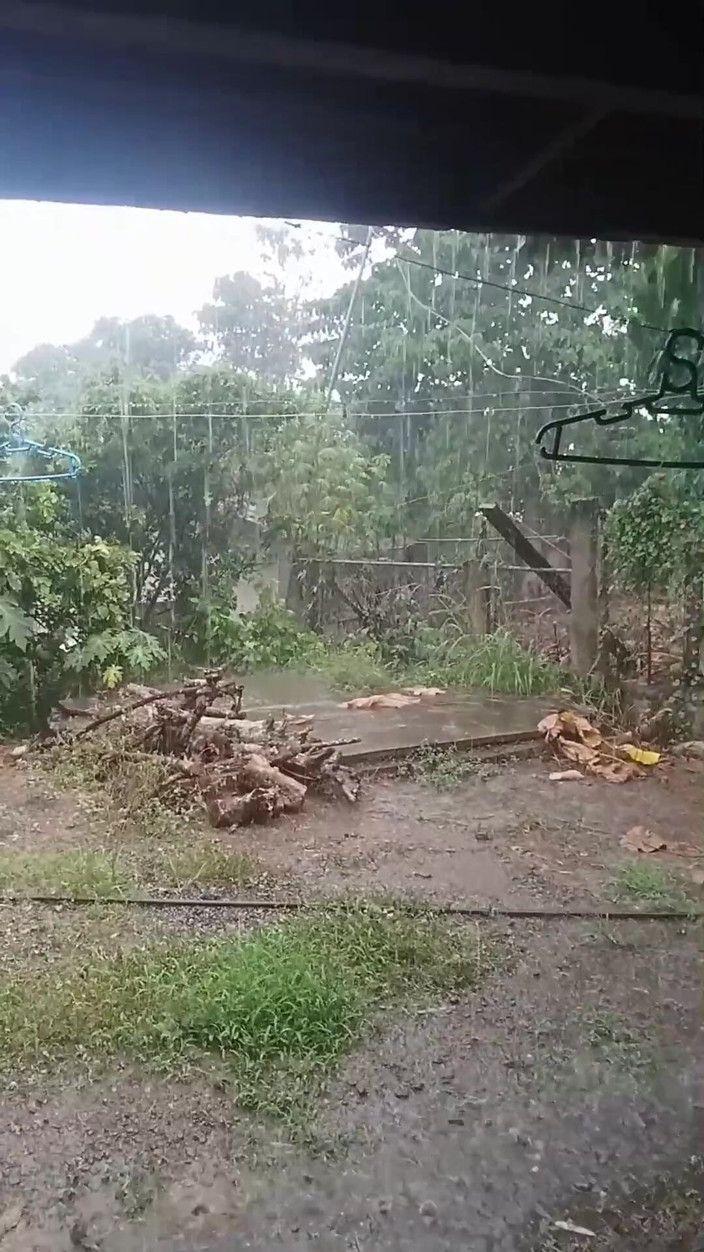 Talahib23: mit meiner fickpuppe, während es draußen stark regnet.