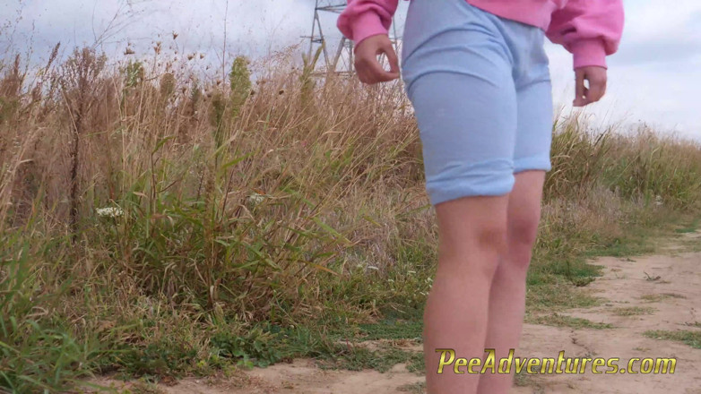 Pee Adventures: Wetting her clothes out for a jogging