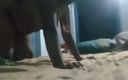 Indian Sex Life: Indische dorps-Bhabhi echte vreemdgaande seks op zijn hondjes