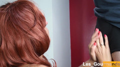 Les Gourmands: 4K - 선글라스를 착용한 빨간 머리가 립스틱으로 오럴을 해주고 거대한 얼굴을 받습니다.