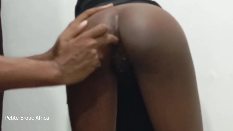 Petite Erotic Africa: 섹스하기 전에 흑누나 십대 애널 핑거링