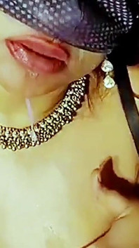 Roztomilá Saree Bhabhi zlobí se svým devarem pro drsný a tvrdý anální sex po ledové masáži na zádech v hindštině