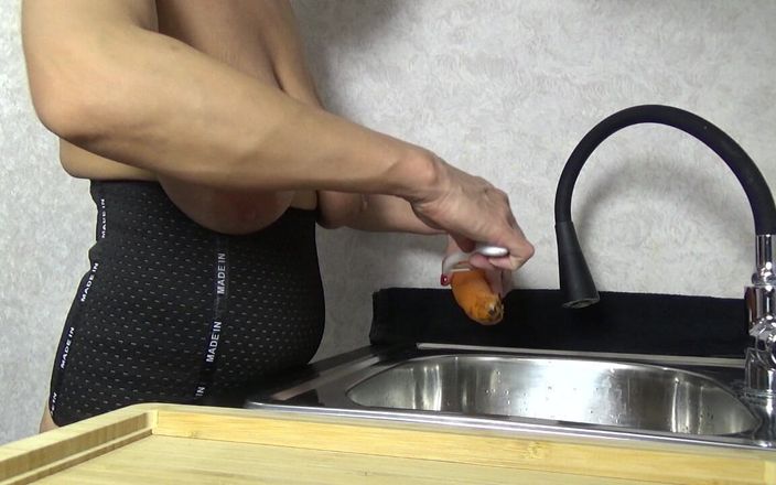 AnnaBUST: Si masturba con una carota e in primo piano