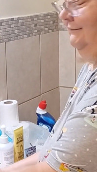 고객을 위해 내 백 할머니 팬티를 씻어!