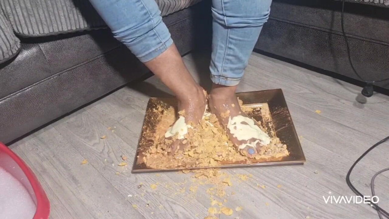 Simp to my ebony feet: feet food crush