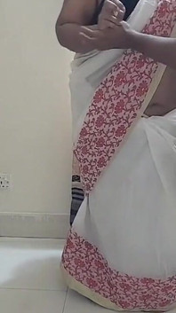 継母がオフィスに行く準備ができたときに私はセックスします
