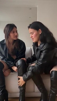 Chúng tôi đụ với sự cọ xát của da và điều đó làm chúng tôi ướt rất nhiều
