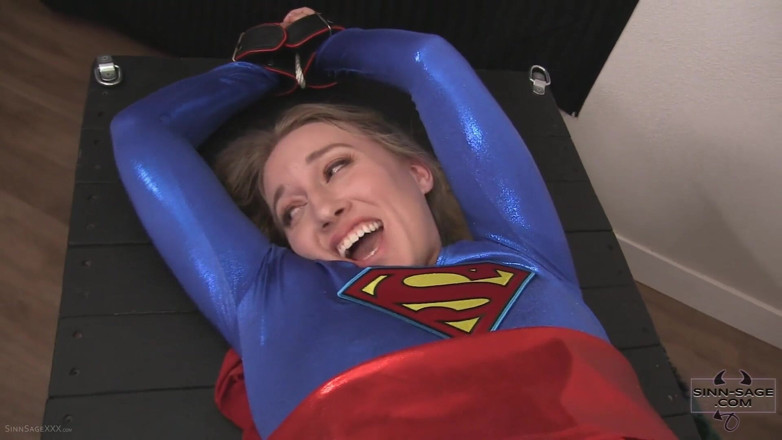 Sinn Sage: Supergirls super poesje met Sinn Sage, Riley Reyes