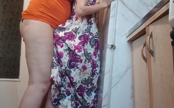 Lesbian-illusion: La mère de mon mari me baise quand nous sommes...