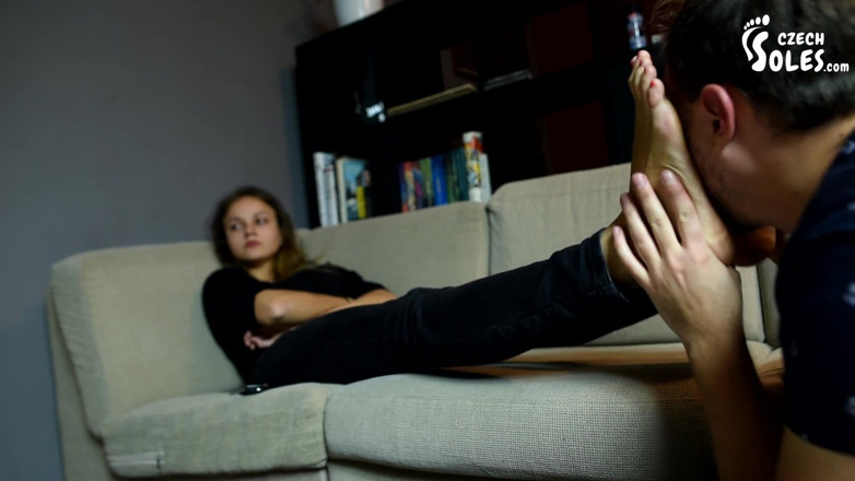 Czech Soles - foot fetish content: Wielbienie nieświadomych podłych stóp żony