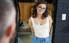 해고된 베이비시터는 상사에게 또 다른 기회를 구걸하며 자신의 모든 필요를 돌볼 것이라고 약속합니다.