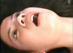 IntAsian: アジアのふしだらな女が彼女の滑りを舐めて犯される