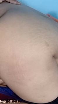 Alex penetrando a bunda apertada da Indiana com vibrador depois de oleada, estilo cachorrinho para anal dildo fuck, gemendo