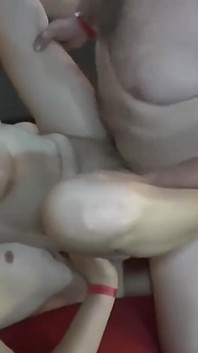 Amatérka Kim má první gangbang s dvojitou penetrací