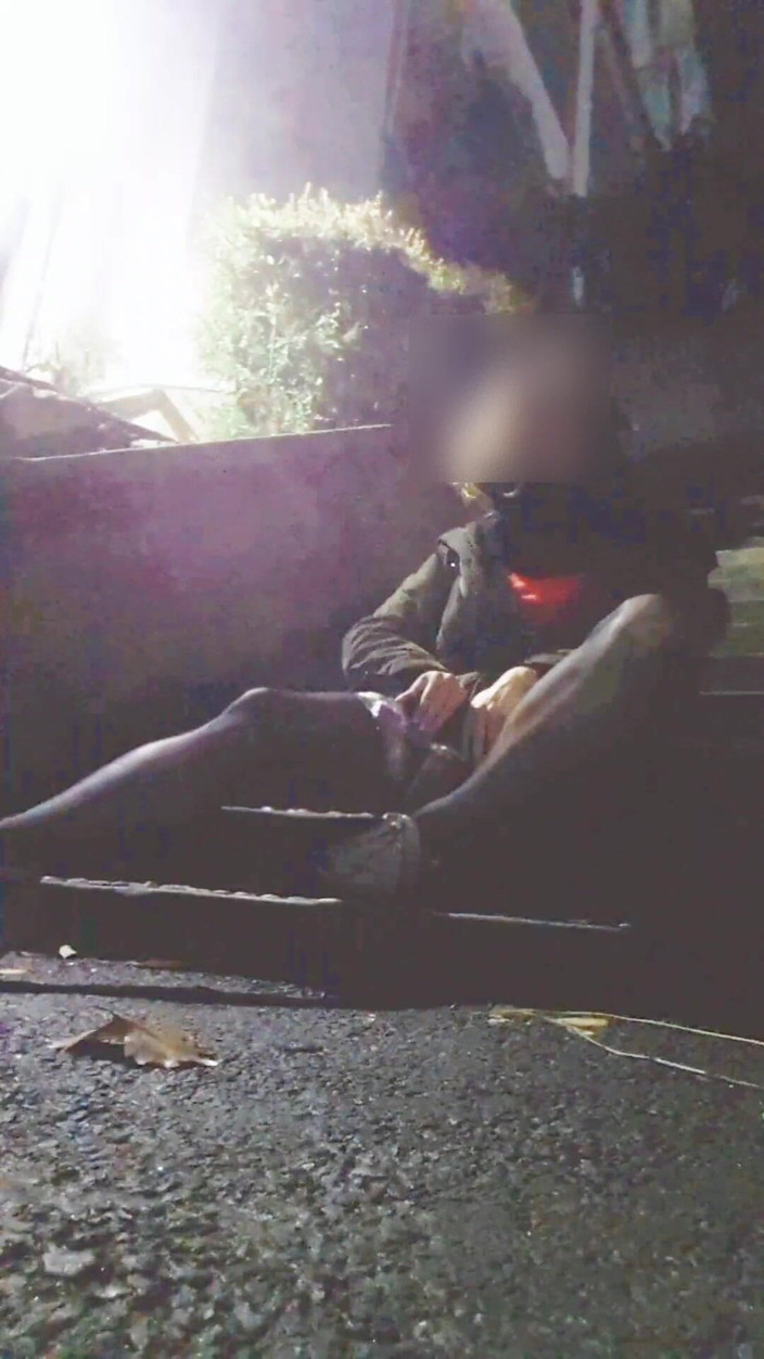 Harinni: Une salope étudiante en bas ouverts avec une manette vib scotchée à...