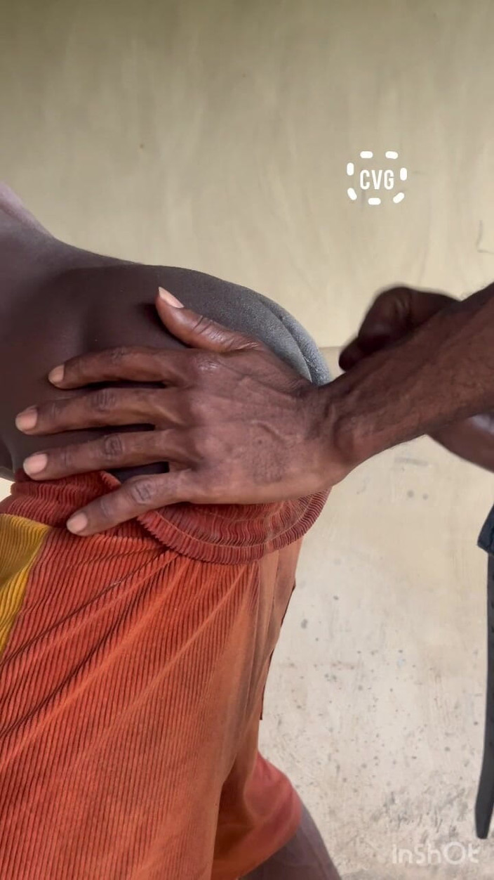 Masknaija: 門番と共に屋外で