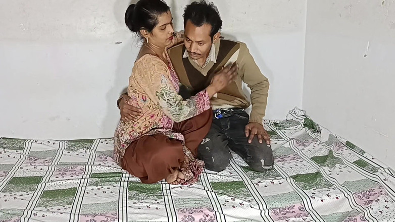 Desi Bhabhi Neha: ภรรยาสาวมือใหม่โดนกระแทกพื้นร้อนแรง MILF อินเดีย