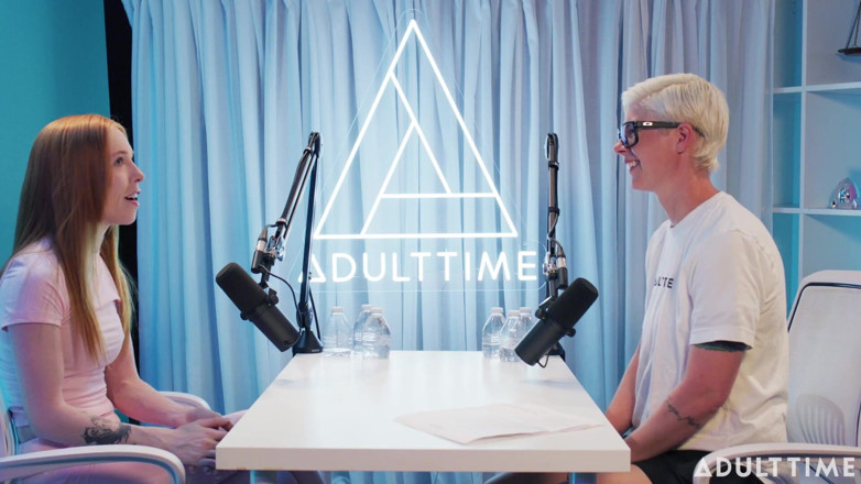 Adult Time Podcast: Madi Collins lavman, halka açık oral seks ve erkek arkadaş...
