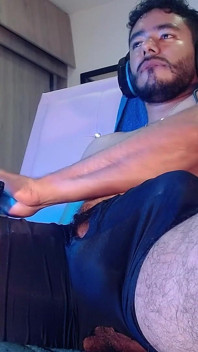Bruna uomo latino e saltando sexy con il suo pene fino a quando non viene