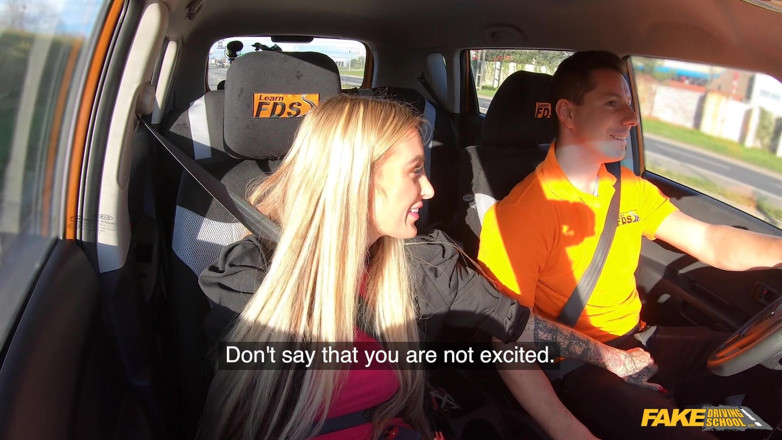 Fake Driving School: Fake driving college - Daisy Lee bewijst dat pijpbeurtlessen leuker zijn...
