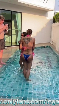 Trío al aire libre con dos sexy pollas búlgaras asiáticas travestis follándose con un chico dotado con suerte