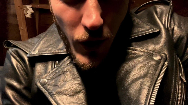 Christian Wilde: Christian Wilde fumando e te mantém em sua garagem